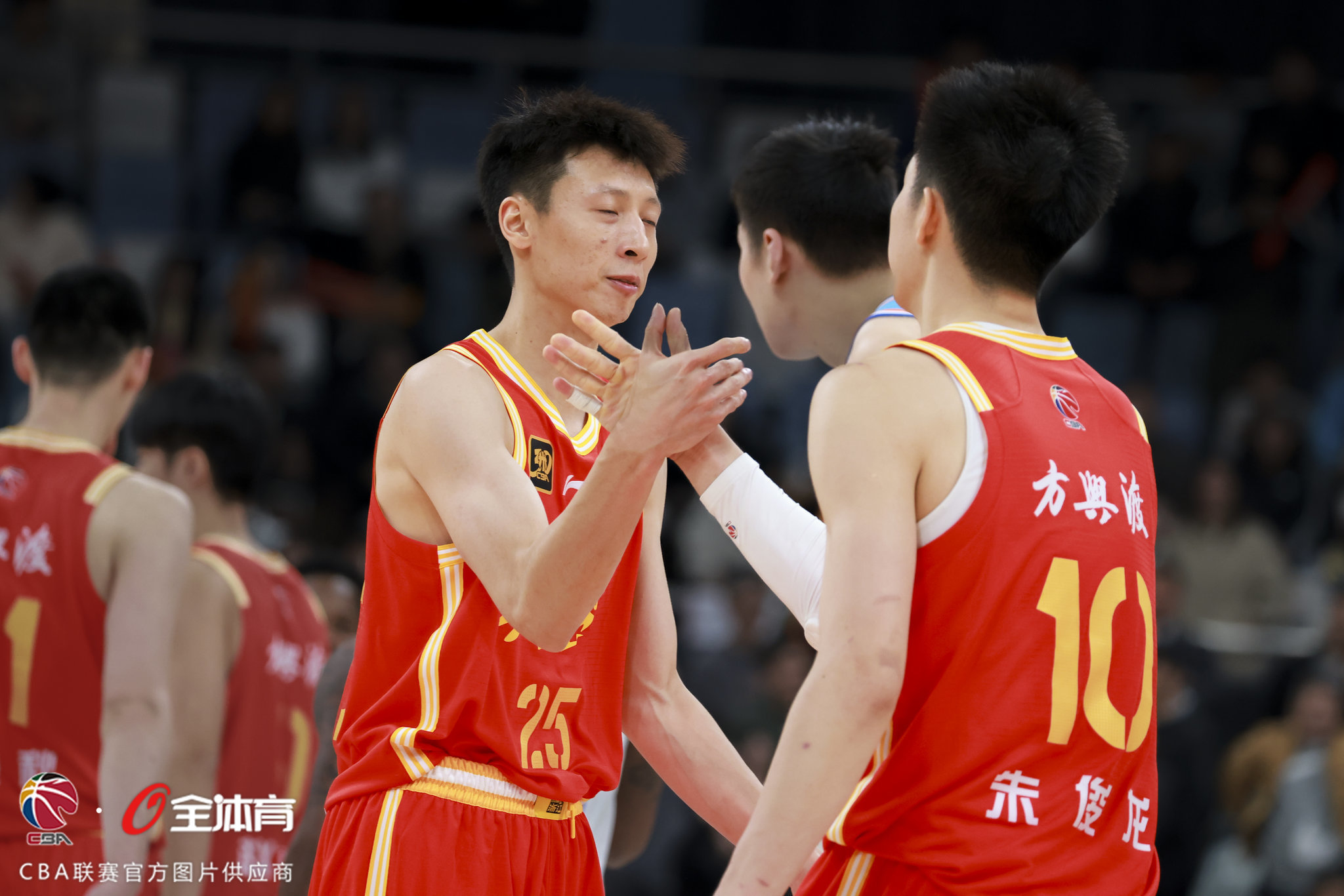 关于浙江男篮在比赛中展现出团队力量，获得胜利的信息