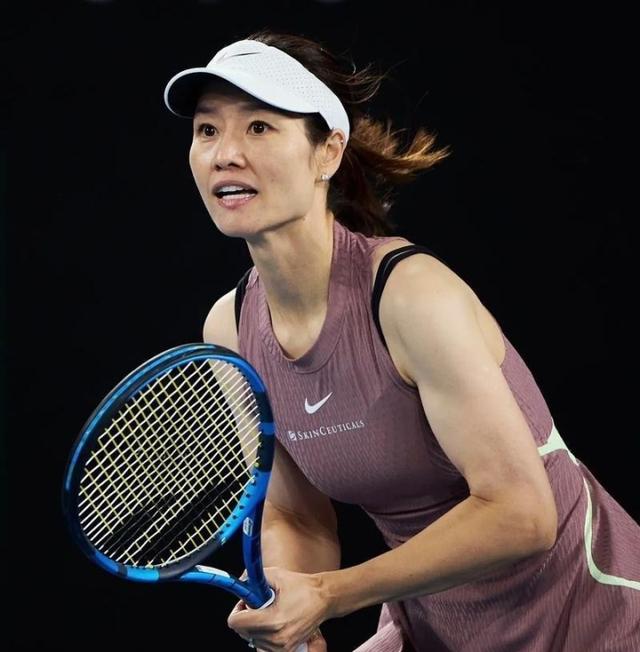 震撼！李娜在乒乓球赛场爆冷取胜！